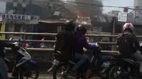 Kebakaran ini juga menjadi tontonan pengendara sepeda motor yang melintas di kawasan tersebut. (@ekstratime)