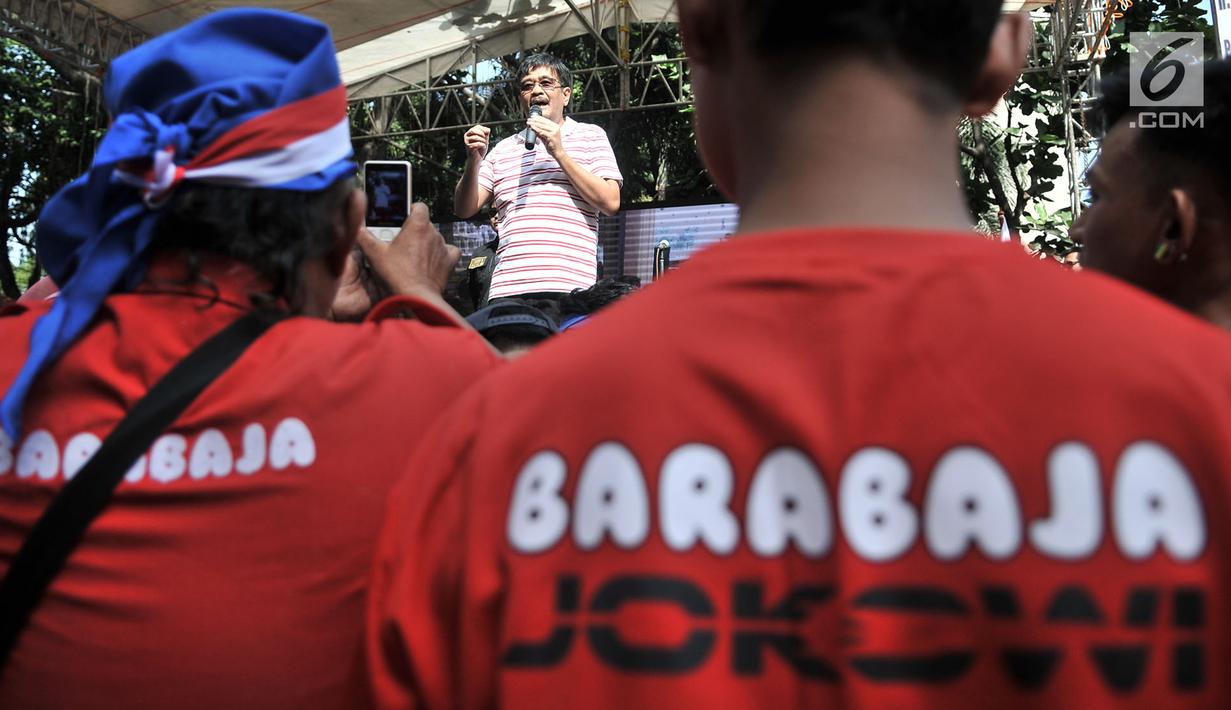 Pembina Bara Baja Djarot Syaiful Hidayat memberi sambutan saat deklarasi dukungan untuk Jokowi-Ma'ruf Amin, Jakarta, Minggu (16/9). Dalam deklarasi ini turut hadir Hasto Kristiyanto, Maman Imanulhaq dan Diaz Hendropriyono. (Merdeka.com/Iqbal S. Nugroho)