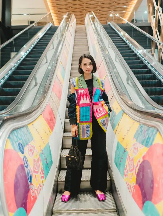 Tampil lebih atraktif, padanan sleeveless blazer penuh warna dengan celana kulot bisa jadi pilihan. @andienaisyah.