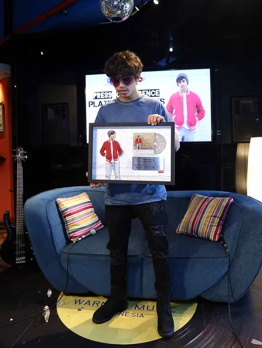 Harris J penyanyi muda asal Inggris itu sukses berkat album perdananya berjudul Salam. Album yang diproduksi Awakening Records dan dirilis dalam bentuk digital dan fisik. Diedarkan oleh Warner Music Indonesia. (Nurwahyunan/Bintang.com)