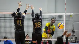 Pemain Gresik Petrokimia Pupuk Indonesia, Jennifer Yanet Alvarez Hernandez (kanan) berusaha melakukan spike saat leg kedua final four PLN Mobile Proliga 2022 melawan Jakarta Pertamina Fastron di Padepokan Voli Jenderal Polisi Kunarto, Sentul, Jumat (18/03/2022). (Bola.com/Bagaskara Lazuardi)