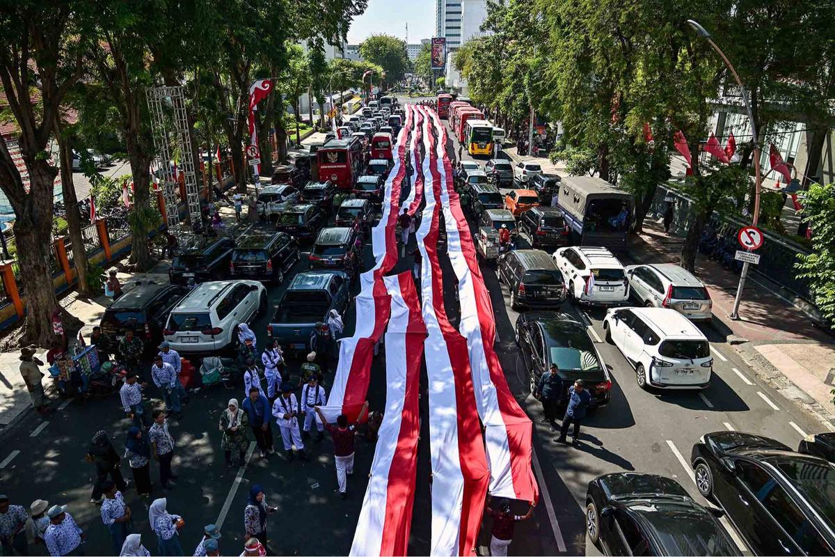 FOTO: Aksi Pelajar Surabaya Bentangkan Merah Putih Hampir 15 Kilometer