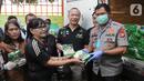Kapolda Metro Jaya Irjen Nana Sudjana (kanan) disaksikan Direktur Sugar Group Companies Irwan Ang (tengah) secara simbolis memberikan gula pasir kepada warga saat Operasi Pasar di Pasar Palmerah, Jakarta, Jumat (20/3/2020). (Liputan6.com/Fery Pradolo)