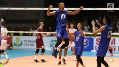 Pemain Timnas voli putra Indonesia, Hernanda Zulfi melompat merayakan poin saat melawan Qatar pada Kejuaraan Voli Asia 2017 di GOR Tri Dharma, Gresik, Rabu (26/7). Indonesia unggul 3-2 (24-26, 14-25, 25-20, 25-21, 15-11). (Liputan6.com/Helmi Fithriansyah)