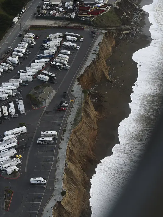 Tampak tebing disekitar pantai terkikis akibat badai El Nino di San Francisco RV Resort di Pacifica, California 26/1). Tiga Kompleks apartemen dikota ini  telah mengalami erosi akibat badai El Nino menghantam tebing pantai. (REUTERS/Noah Berger)
