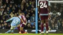 Gelandang Manchester City, Phil Foden (kiri) mencetak gol keempat timnya ke gawang Aston Villa pada laga pekan ke-31 Premier League 2023/2024 di Etihad Stadium, Manchester, Rabu (3/4/2024) malam. (AP Photo/Dave Thompson)