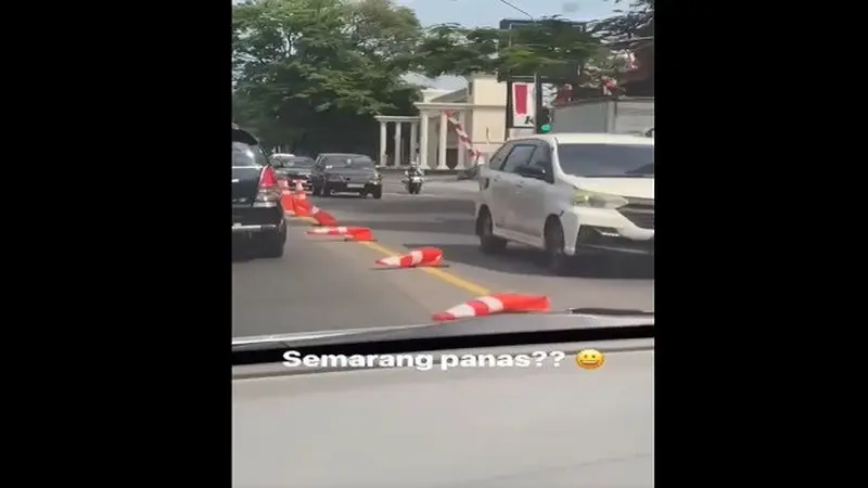 Video traffic cone meleleh di jalanan Kota Semarang diduga karena suhu udara yang panas (sumber: Facebook).
