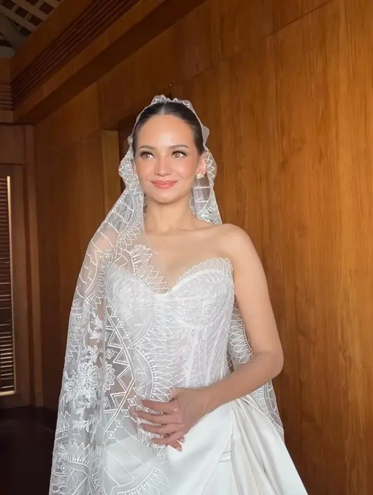 Penampilan Enzy disempurnakan dengan polesan makeup flawless bernuansa nude peach yang segar oleh MUA Eva Lovira.