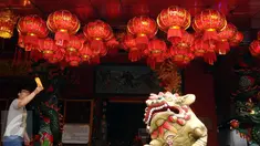 Sejumlah lampion telah terpasang di Vihara Amurva Bhumi, Jakarta, Minggu (31/1/2016). Pemasangan lampion jelang perayaan Tahun Baru Imlek 2567 merupakan simbol pengharapan keberkatan dan keberuntungan di tahun mendatang. (Liputan6.com/Helmi Fithriansyah)