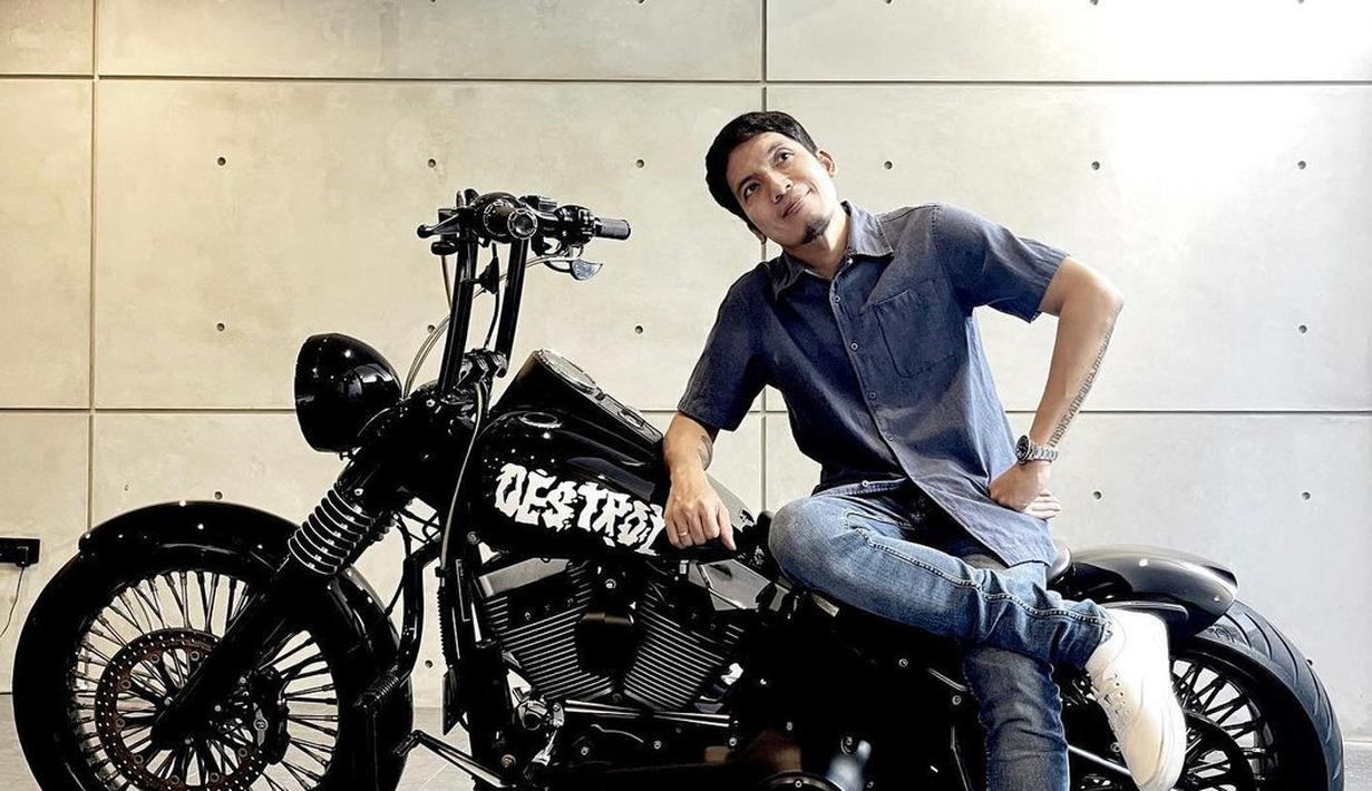 <p>Harley-Davidson bergaya bobber merupakan motor kesayangannya yang sering digunakan touring bersama klub motor komedi The Prediksi. (Source: Instagram/@desta80s)</p>