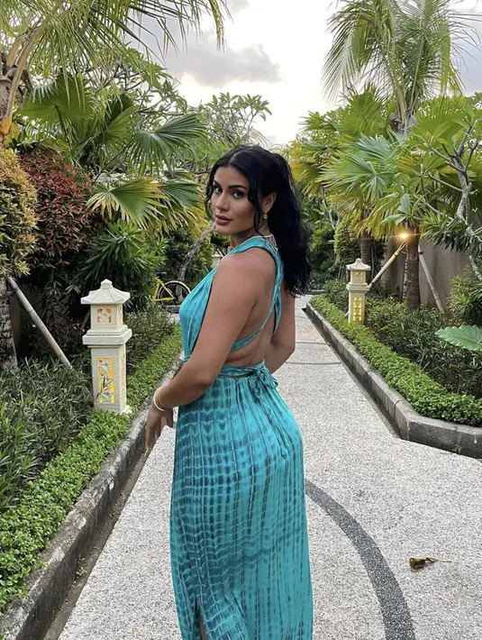 Gayanya dengan summer dress juga kian memikat dengan aksesori glamor yang tak luput dari penampilannya. [Foto: Instagram/ x.m.m.8]