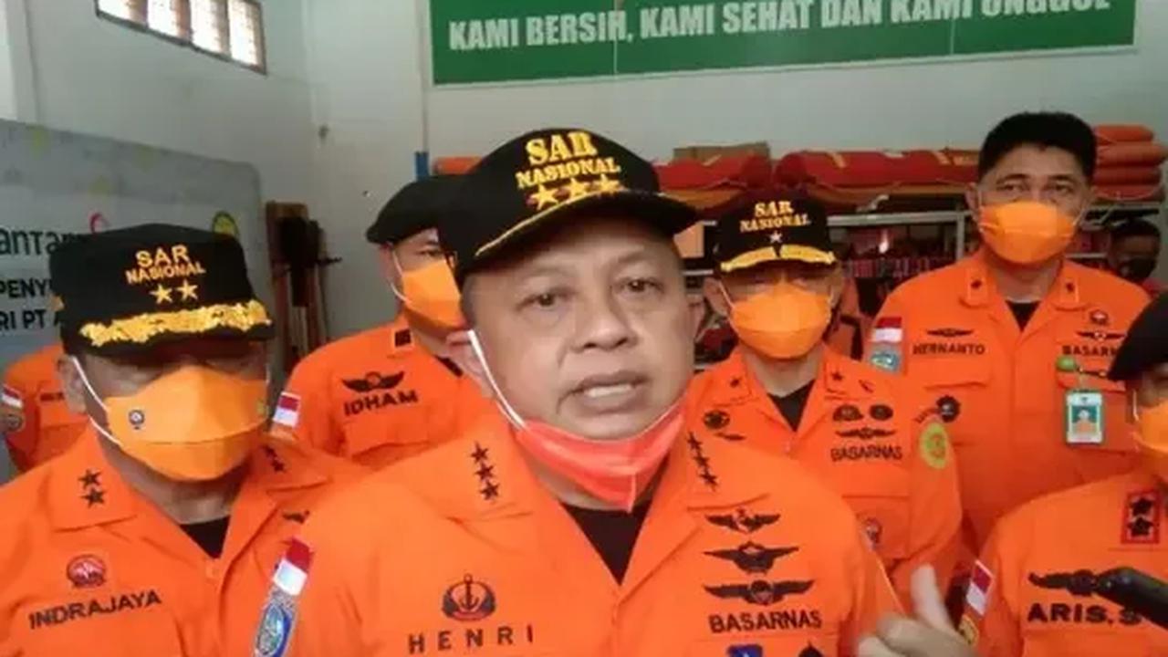 "TNI memiliki UU peradilan sendiri, demikian hal-nya KPK. Seyogyanya kasus ini diselesaikan secara bersama-sama. LP sudah diserahkan POM TNI. Maka TNI Pasti mangajak KPK untuk menuntaskan kasus ini, tidak mungkin berjalan sendiri, barang bukti ada di KPK,