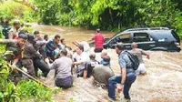Cuaca yang tidak bersahabat membuat mobil yang ditumpangi Bupati Kepulauan Yapen Toni Tesar dan istrinya, terseret arus Sungai Dawai di Distrik Yapen Timur. (Kabarpapua/ Istimewa)