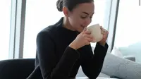 Rianti Cartwright sedang menikmati kopi di Skye Niseko: (dok. Instagram @riantic/ https://www.instagram.com/p/BtcL0CQnkeF/ Adinda Kurnia)