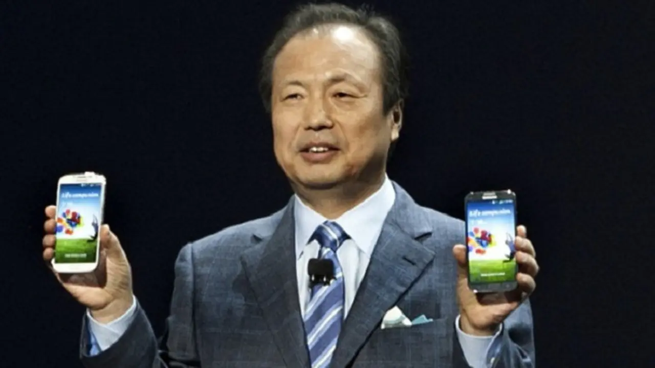 Lebih Besar Mana, Gaji Bos Samsung Atau Apple?