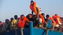 Sejumlah imigran menunggu di kapal kayu untuk diselamatkan oleh petugas di lepas panti Libya, Laut Mediterania, Senin (29/8). Para penjaga pantai Italia berhasil menyelamatkan sekitar 6.500 imigran dari Eritrea dan Somalia. (REUTERS/Giorgos Moutafis)