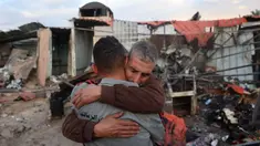 Warga Palestina bereaksi ketika mereka memeriksa kerusakan, sehari setelah serangan Israel, di Mawasi Khan Yunis, Jalur Gaza selatan pada 5 Desember 2024. (BASHAR TALEB/AFP)