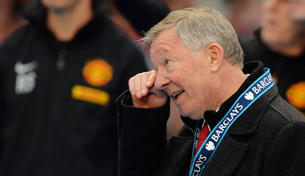 Pelatih Manchester United, Sir Alex Ferguson, mengusap air mata usai melawan Swansea City pada laga Premier League di Stadion Old Trafford (12/5/2013). Pertandingan tersebut sekaligus menjadi momen perpisahan Sir Alex Ferguson bersama Setan Merah. (AFP/Andrew Yates)