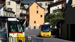 Dua angkutan umum tanpa kemudi dan sopir melintasi jalanan Sion, Swiss, Kamis (23/6). Angkutan umum listrik pertama buatan PostAuto Schweiz ini memiliki 11 kursi penumpang dengan kecepatan maksimal 20 km per jam. (REUTERS/Ruben Sprich)