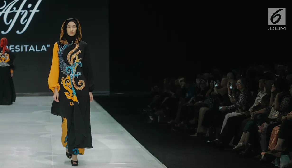 Model mengenakan busana rancangan Lia Afif bertajuk "Rancakaroros Resitala" pada ajang Indonesia Fashion Week (IFW) 2019 di Jakarta Convention Center, Kamis (28/3). Lia Afif baru saja merilis 12 koleksi busana terbarunya menggunakan kain batik dari Kutai Timur. (Liputan6.com/Faizal Fanani)