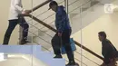 Wali Kota Madiun, Maidi (tengah) berjalan menuju ruang pemeriksaan di Gedung Merah Putih Komisi Pemberantasan Komisi Pemberantasan Korupsi (KPK), Jakarta, Senin (19/1/2026). (Liputan6.com/Helmi Fithriansyah)