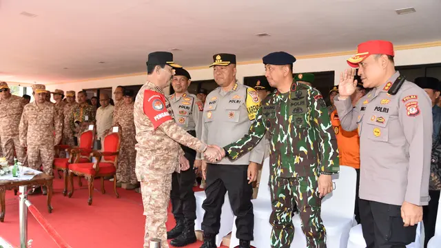Upacara Pembukaan Pendidikan Dasar Mental dan Disiplin Praja (Diksarmendispra) di Lapangan Parade Abdi Praja, Kampus IPDN Jatinangor.