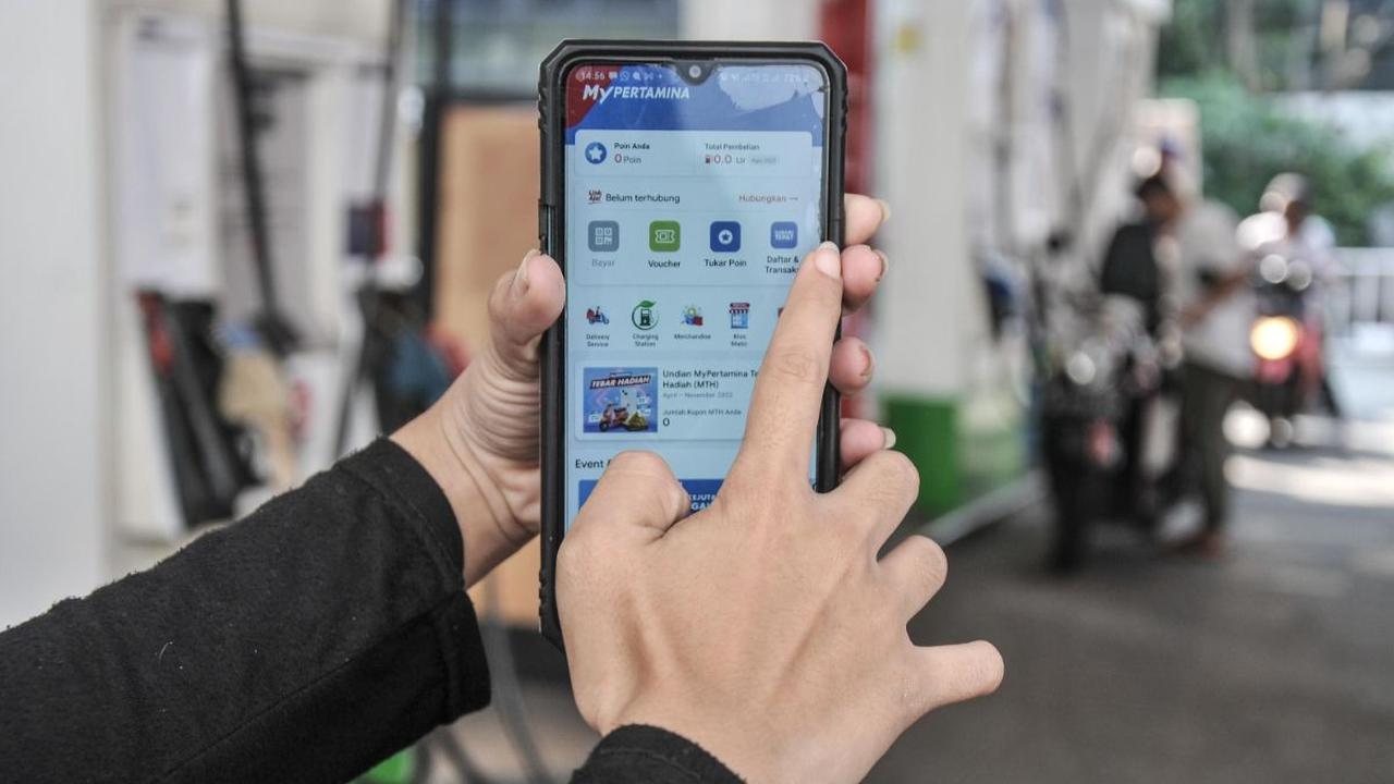 Kedua, memperketat pembatasan pemakaian BBM subsidi.