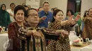 Menko PMK Puan Maharani bersama Menteri Kesehatan Nila F Mooelek melakukan senam peregangan otot sebelum membuka rangkaian acara Gerakan Masyarakat Hidup Sehat (Germas) di Kantor Kemenko PMK, Jakarta, Rabu (22/2). (Liputan6.com/Faizal Fanani)