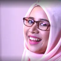 Hasil make over untuk cewek berkacamata. (sumber foto: video.com)