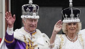Raja Charles III dan Ratu Camilla menyapa rakyat dari balkon Istana Buckingham. ((AP Photo/Petr David Josek)