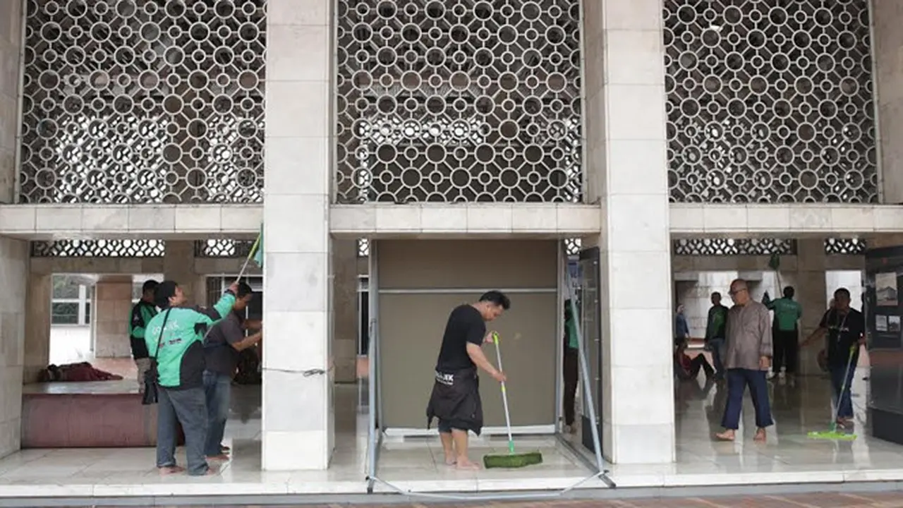Puluhan Sopir Ojek Online Ramai-Ramai Bersihkan Masjid Istiqlal