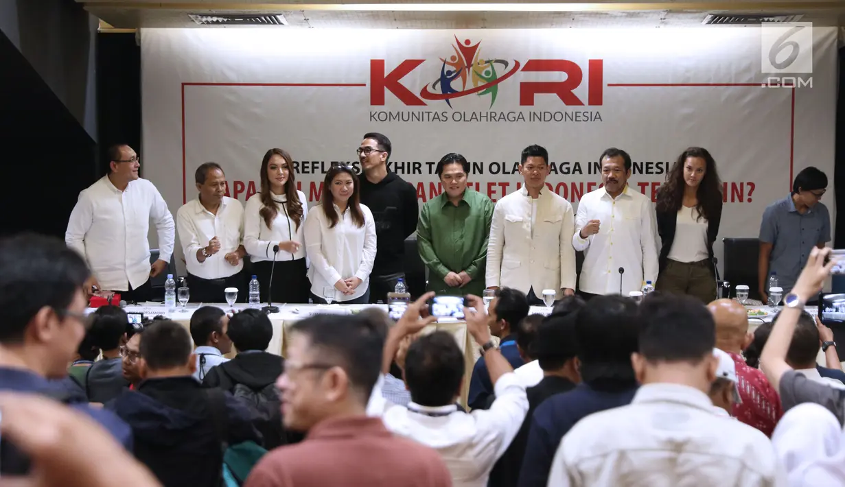 Ketua Umum KOI, Erick Thohir (keenam kiri) usai menjadi pembicara pada Refleksi Akhir Tahun Olahraga Indonesia di SUGBK, Jakarta, Senin (10/12). Acara Refleksi Akhir Tahun ini dihadiri Ketua INAPGOC Raja Sapta Oktohari. (Liputan6.com/Helmi Fithriansyah)