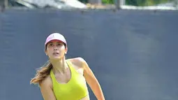 Penampilan pemilik nama lengkap Pevita Cleo Eileen Pearce ini saat latihan tenis juga berhasil curi perhatian. Ia tampil sporty layaknya atltet profesional. Tak lupa Pevita Pearce mengenakan topi untuk menghindari panasnya matahari.(Liputan6.com/IG/@pevpearce)