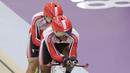 Pebalap sepeda Indonesia, Herman Halawa dan Pradana Diwan, saat beraksi pada Asian Para Games di Velodrome, Jakarta, Kamis (11/10/2018). Pasangan Indonesia ini meraih medali perunggu di nomor trek Individual Pursuit B putra. (Bola.com/M Iqbal Ichsan)