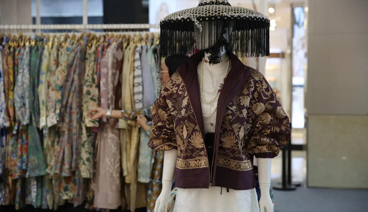 Selain jaket bomber, koleksi one set tunik juga menjadi favorit. Siluetnya terinspirasi dari kebaya kurung hingga kutubaru, dihiasi motif print bunga yang memikat serta bordir tenun Garut yang memberi sentuhan elegan. Semua koleksi hadir dalam ukuran all size, sehingga mudah dikenakan siapa saja.[Dok/KLY/Adrian].