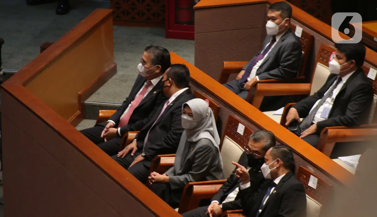 Ketua BPK Isma Yatun (kanan) saat Rapat Paripurna DPR ke-25 Masa Persidangan V Tahun 2021-2022 di Kompleks Parlemen, Jakarta, Selasa (14/6/2022). BPK menyematkan opini wajar tanpa pengecualian (WTP) terhadap laporan keuangan pemerintah tahun 2021 yang terdiri dari laporan keuangan pemerintah pusat (LKPP), laporan keuangan kementerian negara/lembaga (LKKL), dan laporan keuangan bendahara umum negara (LKBUN). (Liputan6.com/Angga Yuniar)