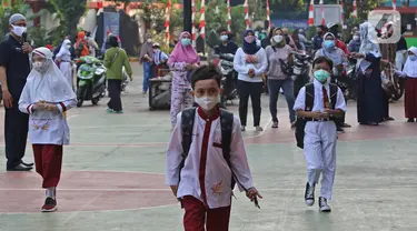 Sejumlah murid saat tiba di SDN 05 Kalisari, Jakarta, Senin (30/8/2021). Pemprov DKI Jakarta menggelar pembelajaran tatap muka di tengah pandemi covid-19 mulai 30 Agustus 2021 secara terbatas dengan kapasitas 50 persen pada setiap satuan pendidikan. (Liputan6.com/Herman Zakharia)