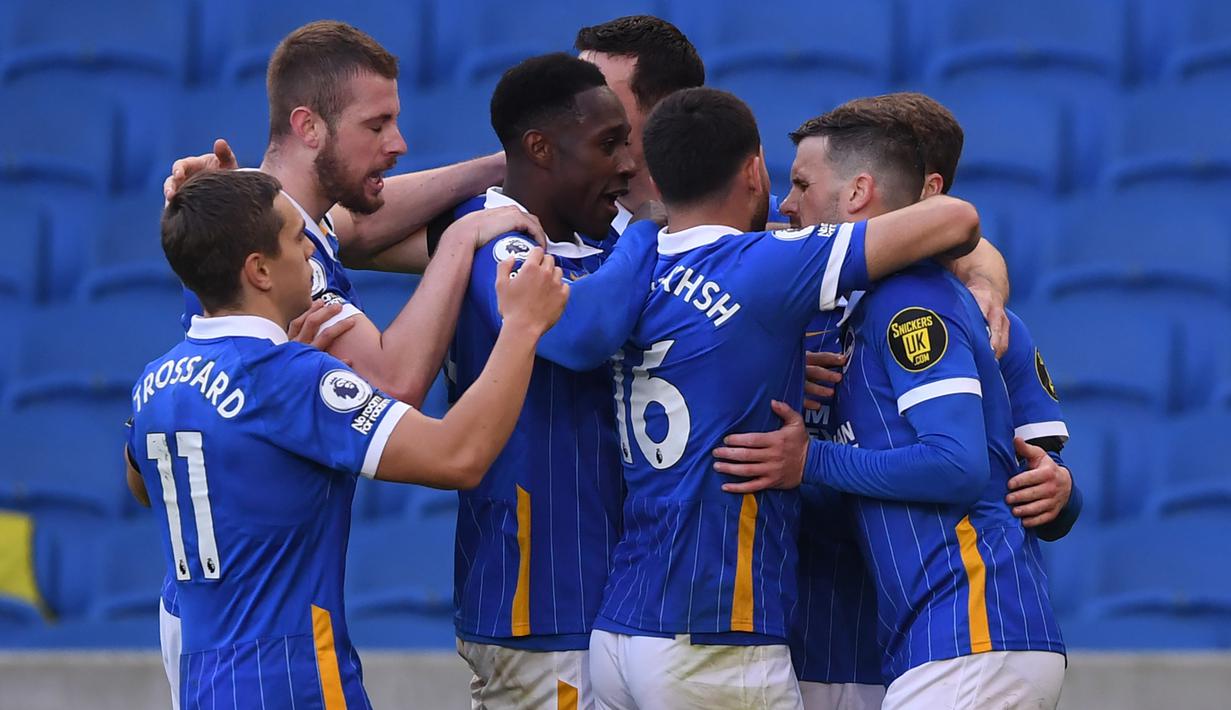 Pemain Brighton merayakan gol yang dicetak Pascal Gross ke gawang Liverpool pada laga lanjutan Liga Inggris di Stadion American Express, Sabtu (28/11/2020) malam WIB. Liverpool bermain imbang 1-1 menghadapi Brighton. (AFP/Neil Hall/pool)