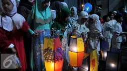 Sejumlah bocah membawa lampion saat pawai di kawasan Buncit Raya, Jakarta, Selasa (13/10/2015). Pawai ini dalam rangka menyambut tahun baru 1 Muharram 1437 Hijriah pada Rabu 14 oktober 2015. (Liputan6.com/Johan Tallo)