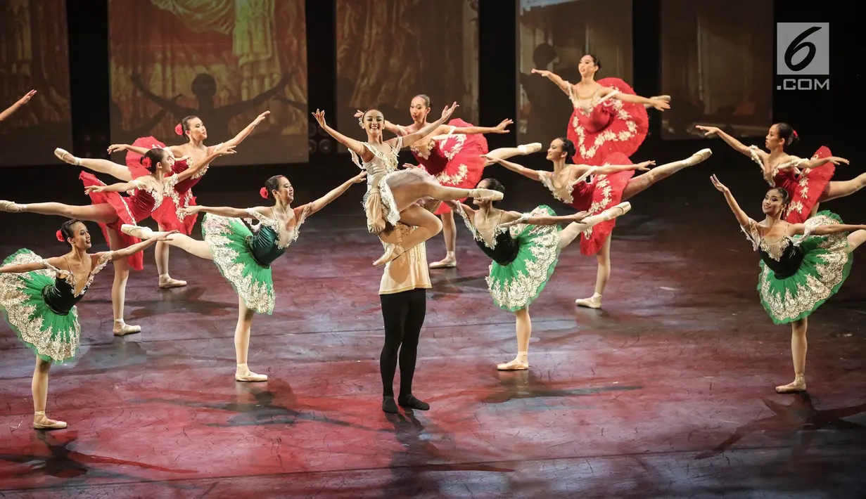 Pebalet Namarina Youth Dance (NYD) mementaskan karya bertajuk Anantari di Teater Jakarta, Taman Ismail Marzuki, Jakarta, Jumat (23/11). Anantari mengisahkan perjalanan seorang gadis ke seluruh dunia. (Liputan6.com/Fery Pradolo)