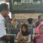 Dirut PT KAI Edi Sukmoro meninjau persiapan sarana prasarana jelang Libur Natal dan Tahun Baru 2019 di Stasiun Kejaksan Cirebon. Foto (Liputan6.com / Panji Prayitno)