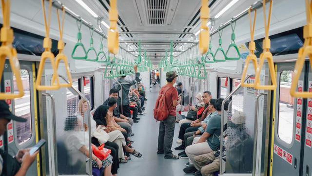 Hari Pertama WFA, Pengguna KRL Turun 29% Dibanding Hari Normal