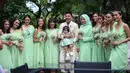 Dari sederet wanita cantik itu hadir Wulan Guritno dan Atiqah Hasiholan yang turut berbahagia dengan busana hijau di hari pernikahan Chicco dan Putri. (Instagram/chicco.jerikho)
