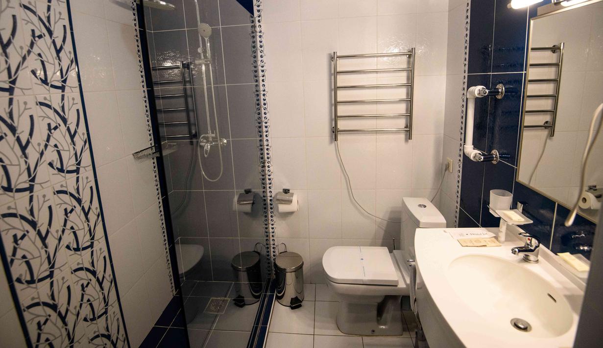 Kamar mandi Pusat Olahraga Olimpiade yang dipilih untuk menjadi markas tim nasional sepak bola Panama pada Piala Dunia 2018 di Saransk, Rusia, Kamis (3/5). (Mladen ANTONOV / AFP)