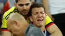Seorang suporter pria menangis setelah timnas Kolombia takluk dari Inggris pada pertandingan 16 besar Piala Dunia 2018 di Stadion Spartak, Rusia, Selasa (3/7). Kolombia menyerah 3-4 dari Inggris melalui drama adu penalti. (AP/Victor R. Caivano)
