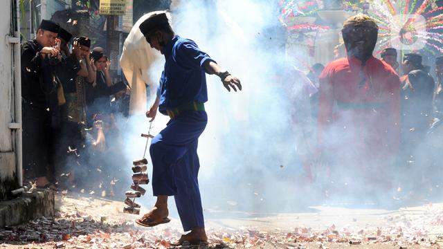 FOTO: Aksi Memegang Petasan Besar Sambut Ramadan