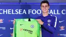 Kiper baru Chelsea Kepa Arrizabalaga berpose dengan jersey Chelsea saat perkenalan dirinya selama pers di Stamford Bridge, London, (9/8). Chelsea resmi membayar klausul pembelian Kepa senilai 80 juta euro ($ 92,6 juta). (AP Photo/John Stillwell)