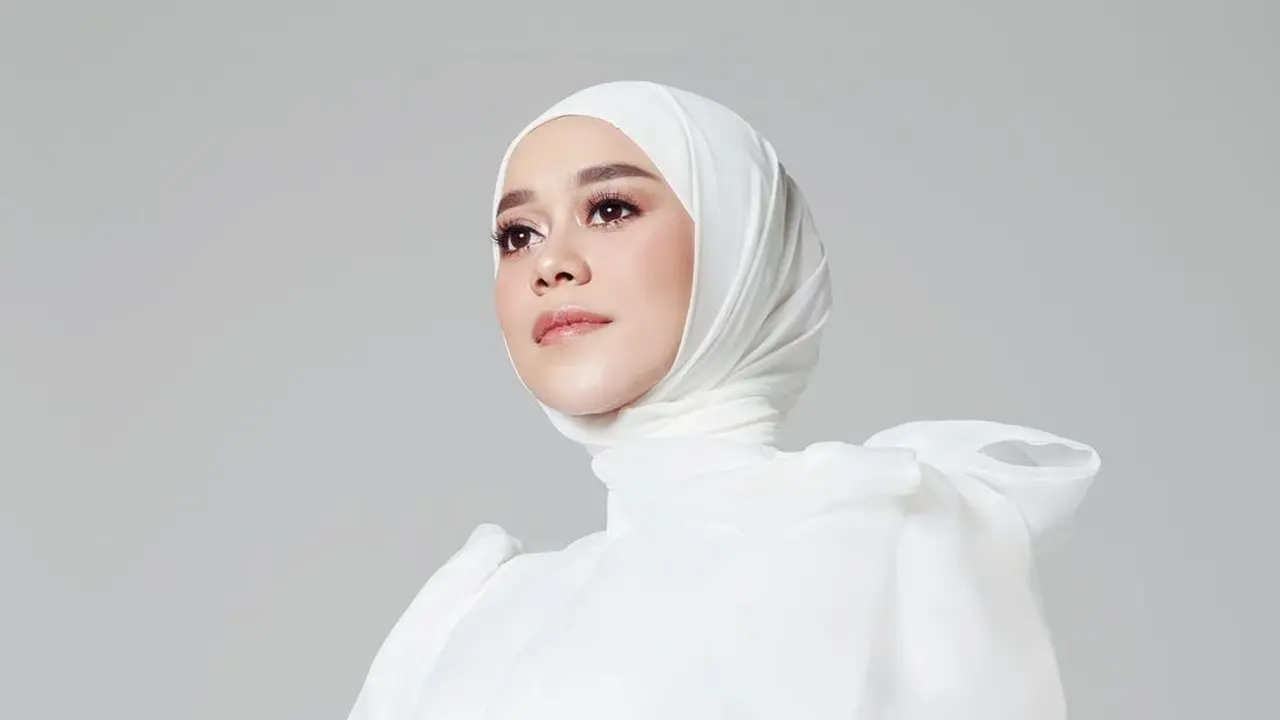 Lesti Kejora dalam Balutan Hijab Putih Penuh Pesona