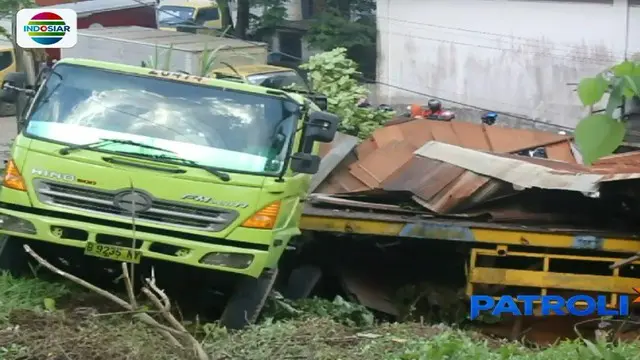 Truk Tabrak Rumah di Samarinda