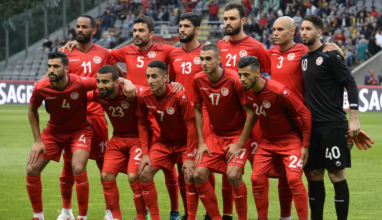 Kiper Tunisia, Mouez Hassen melakukan trik berpura-pura cedera. Ketika tim medis masuk ke lapangan, para pemain Tunisia pun langsung membatalkan puasa dengan meneguk air dan menyantap makanan kecil seadanya. (AFP/Miguel Riopa)